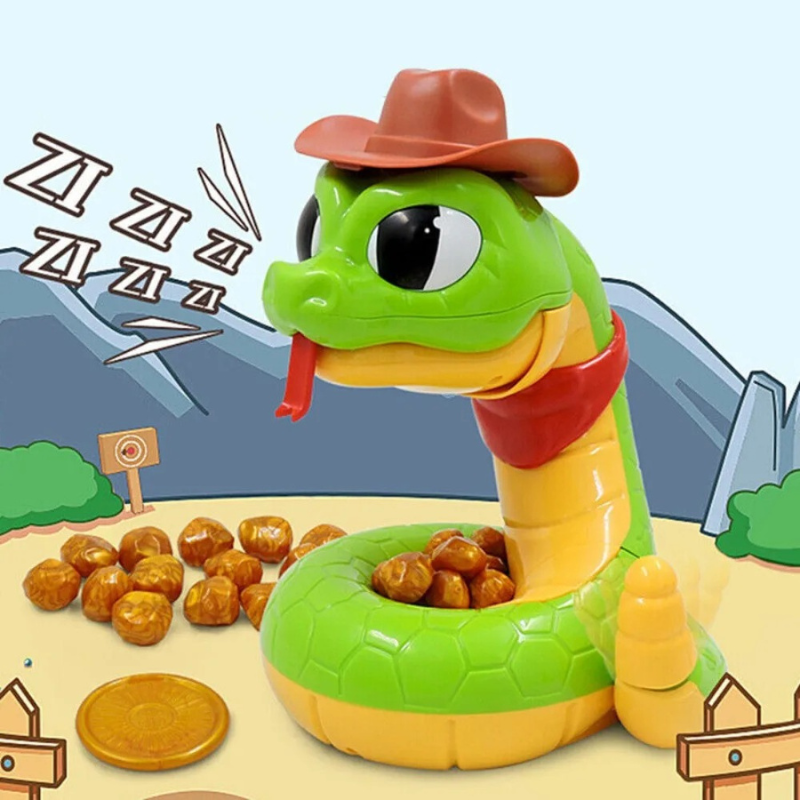 Grünes Schlangenspielzeug mit Cowboyhut und roten Halstuch, umgeben von goldenen Münzen.