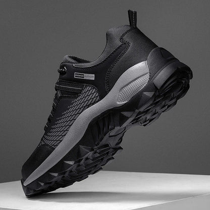 Schwarze wasserdichte Herrensneaker, rutschfest, Outdoor, Leder, 2023, robustes Design.