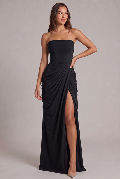 Schwarzes trägerloses Maxikleid mit Korsettoberteil, drapiertem Rock und hohem Schlitz, Model mit Hand an der Hüfte 25