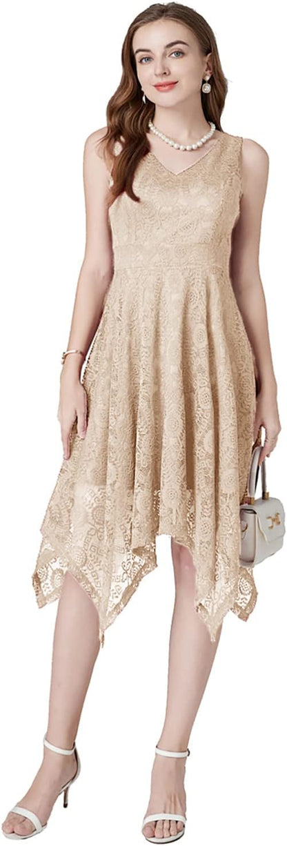 Frau in beige Spitzenkleid, ärmellos, mit Handtasche und weißen High Heels, elegant gekleidet.