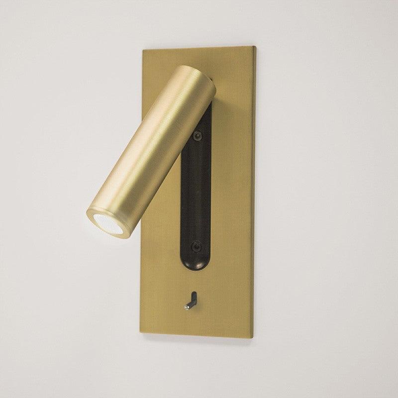 Wandleuchte in mattem Goldton mit nach links geschwenktem, leuchtendem Strahler und Kippschalter an heller Wand 14
