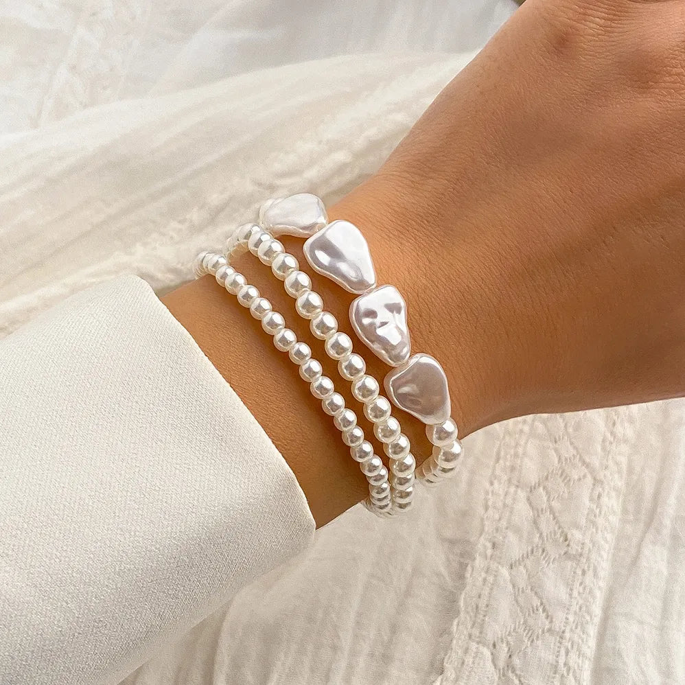 Damenarmband Set, weiße Perlen, Herzform, elegant, modisch, Schmuck, Accessoire, Geschenkidee.