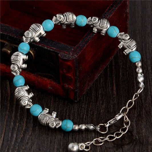 Silberarmband mit blauen Perlen und Fischanhängern, handgefertigt, Schmuck für Damen.