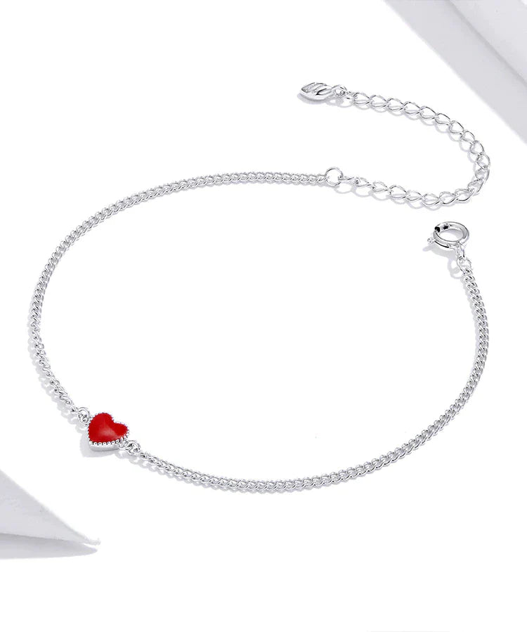 Silberarmband mit rotem Herzanhänger, verstellbar, Damen-Schmuck, elegantes Design.