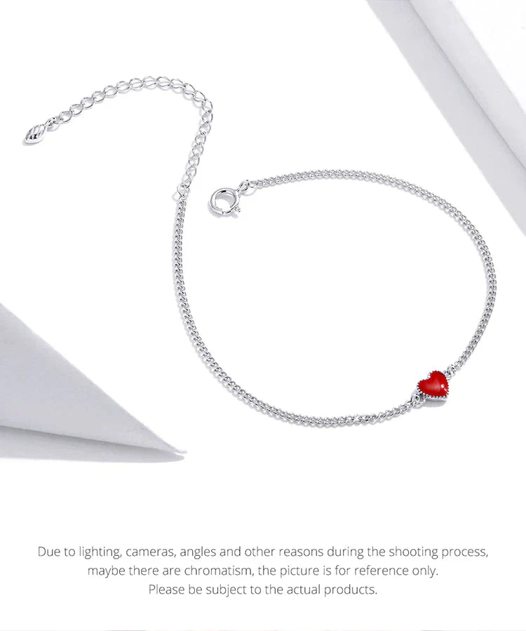 Silberne Halskette mit rotem Herzanhänger, Damen Schmuck, elegantes Design, Geschenkidee.