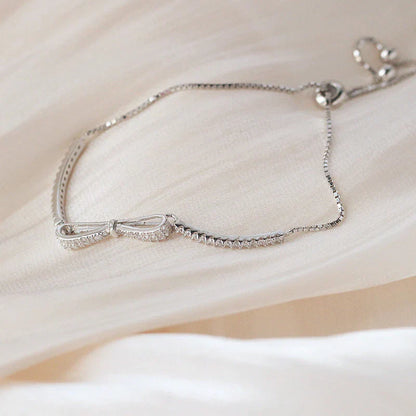 Silbernes Armband mit Schleifen-Design, zierlich, Damen-Schmuck, elegantes Accessoire.