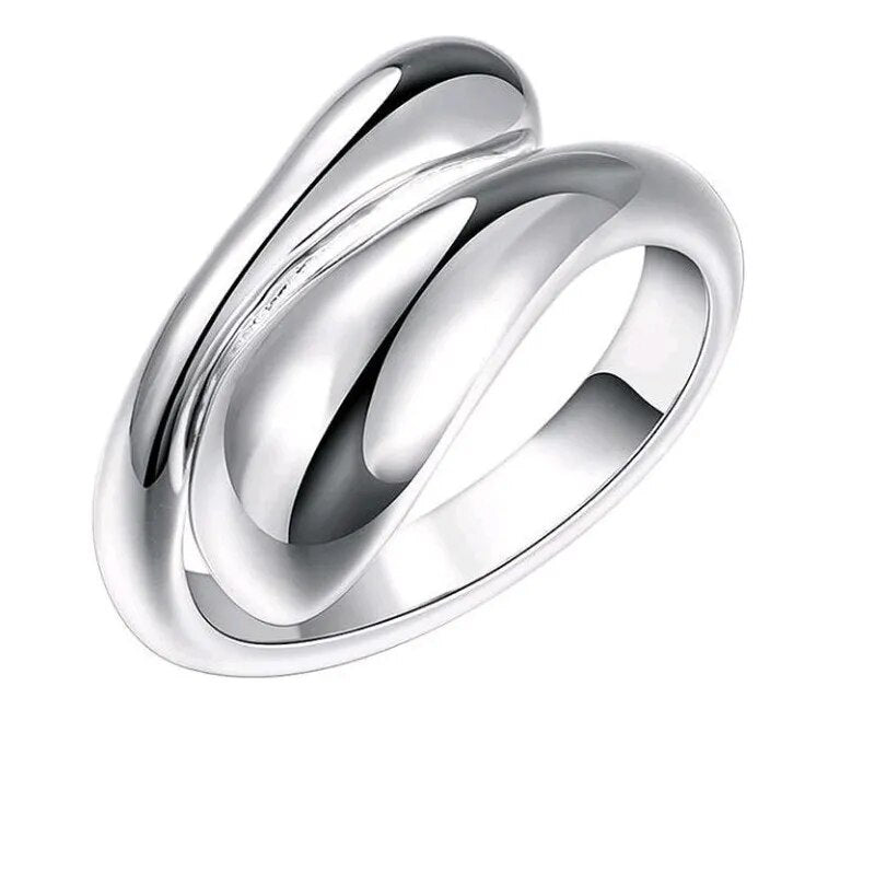 Silberner, moderner Ring aus Edelstahl, minimalistisches Design, glänzend, Schmuck für Damen.