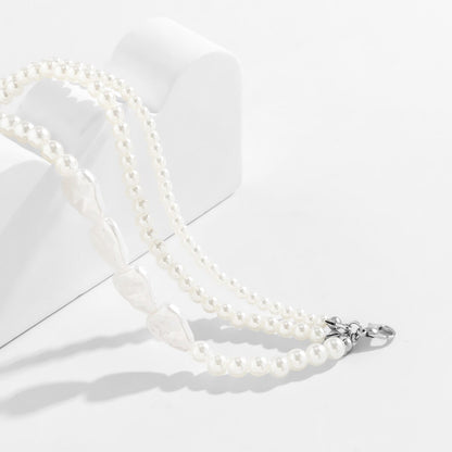 Weiße Perlenkette mit unregelmäßigen Perlen, eleganter Schmuck, Damenaccessoire, Silberverschluss.