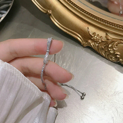 Damenarmband Silber, funkelnd, verstellbar, elegantes Design, Schmuck für besondere Anlässe.