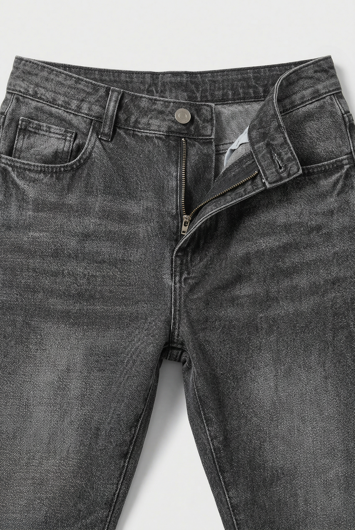 Nahaufnahme des Bundes der grauen Jeans mit Knopf, offenem Reißverschluss, Gürtelschlaufen und Eingriffstasche 3