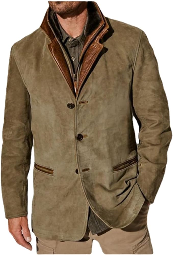Nahaufnahme der olivgrünen Jacke am Model, offen über einem grauen Hemd getragen, mit braunem Kragen und einer Hand in der Tasche. 2