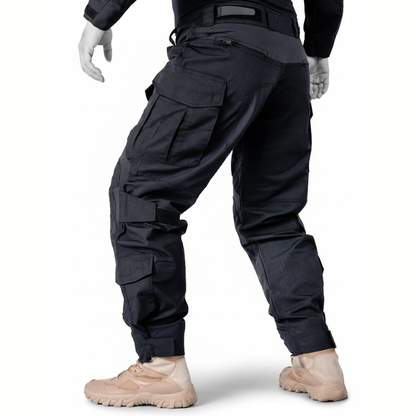 Schwarze Hose an Schaufensterpuppe, Rückansicht von schräg links mit Reißverschlusstasche, Cargotasche, Klettband am Knie und Klettbund am Saum. 8