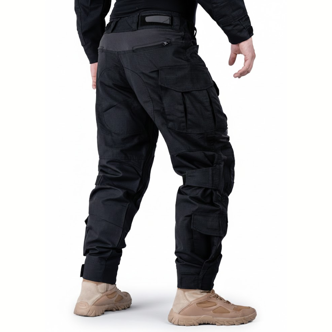 Schwarze Hose an Puppe, Rückansicht von schräg rechts mit Reißverschlusstasche am Gesäß, Cargotasche und Wadentasche. 9