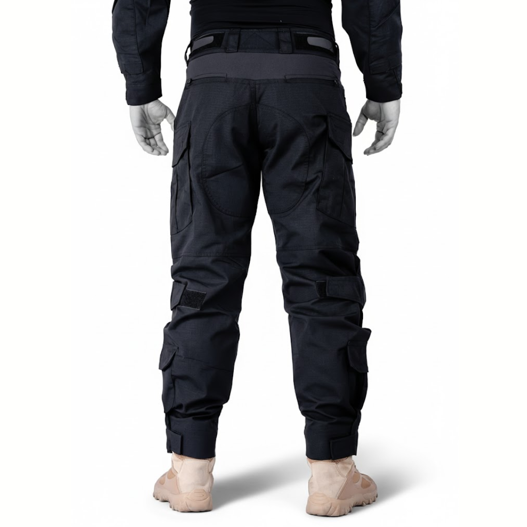 Schwarze Hose an Puppe, direkte Rückansicht mit verstärkter Gesäßpartie, seitlichen Taschen, Klettverschlüssen und Klettbund an den Beinabschlüssen. 10
