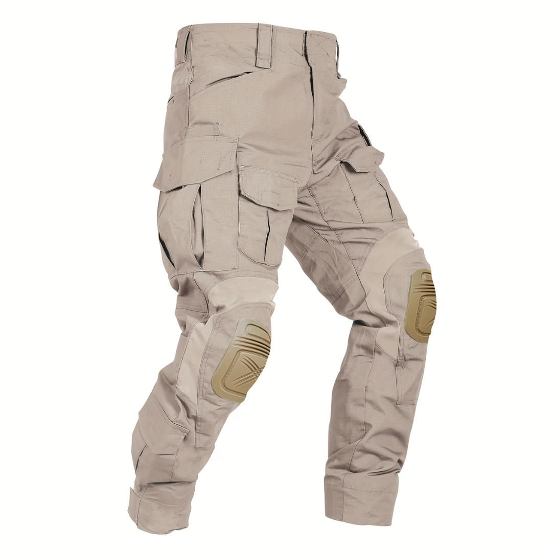Hose in Sandbeige mit farblich passenden Knieschonern, Cargotaschen und Klettbund, schräg von vorn freigestellt. 11