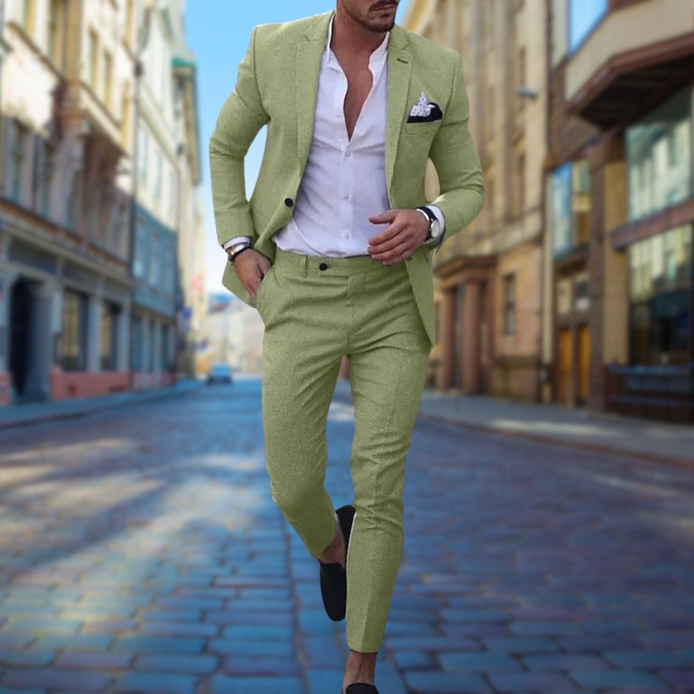 Mann im hellgrünen Slim-Fit-Anzug auf Stadtstraße, elegantes Herrenoutfit, Mode.