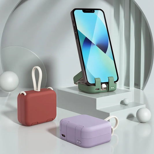 Mini-Powerbank 4000mAh, tragbares Ladegerät, USB-C, für iPhone Samsung, rot und lila Design