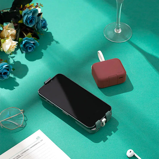 Brauner Mini-Powerbank 4000mAh, tragbares Ladegerät, USB-C, für iPhone und Samsung.
