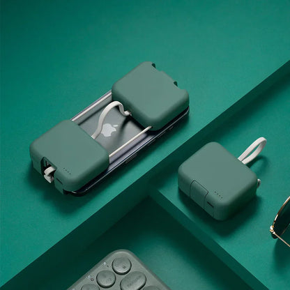 Grüne Mini-Powerbank 4000mAh, tragbares Ladegerät, USB-C, für iPhone und Samsung.