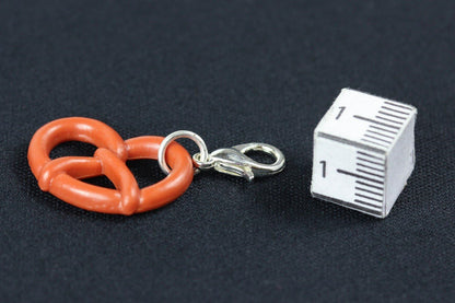 Miniatur Brezel Charm - DirndlAccessory 