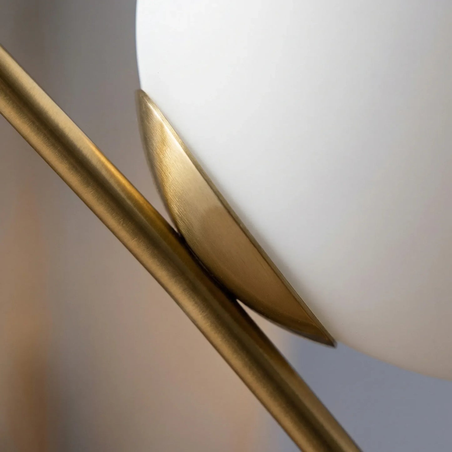 Minimalist Globe Table Lamp -  Sphelos