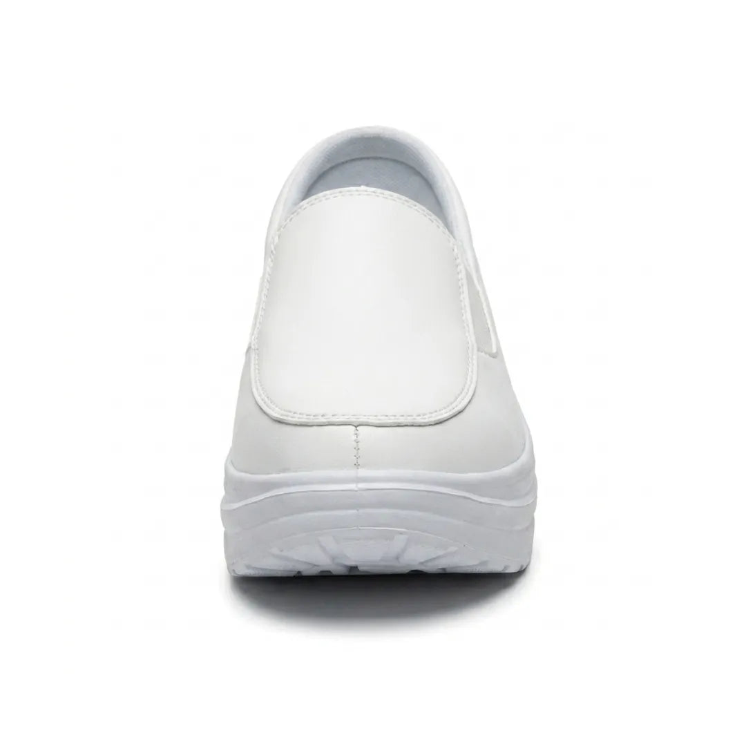 Weißer Slipper von vorn, Blick auf Schaft, Nahtdetails und die gewölbte Sohle 17
