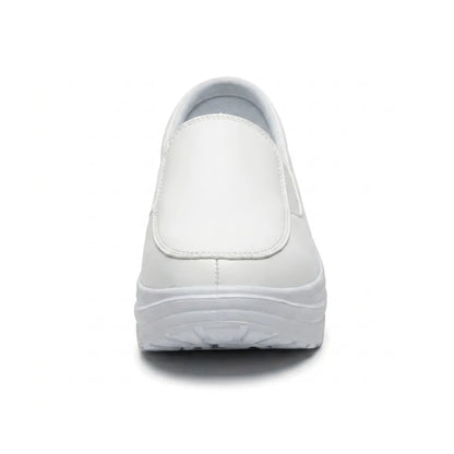 Weißer Slipper von vorn, Blick auf Schaft, Nahtdetails und die gewölbte Sohle 17