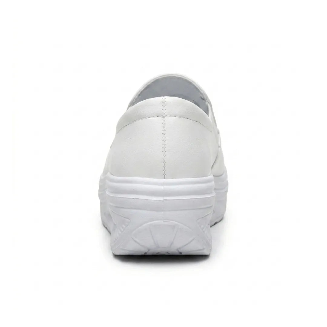 Weißer Slipper von hinten mit Fersenkappe, Naht und geschwungener Keilsohle 18