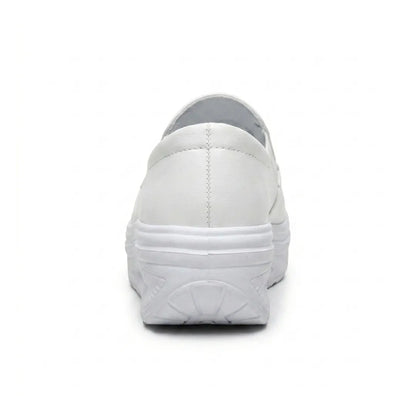 Weißer Slipper von hinten mit Fersenkappe, Naht und geschwungener Keilsohle 18