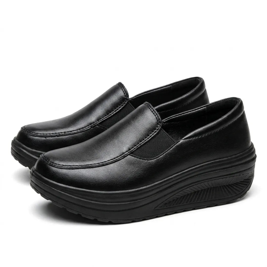 Paar schwarze Slipper mit dicker Keilsohle in schräger Vorderansicht 7