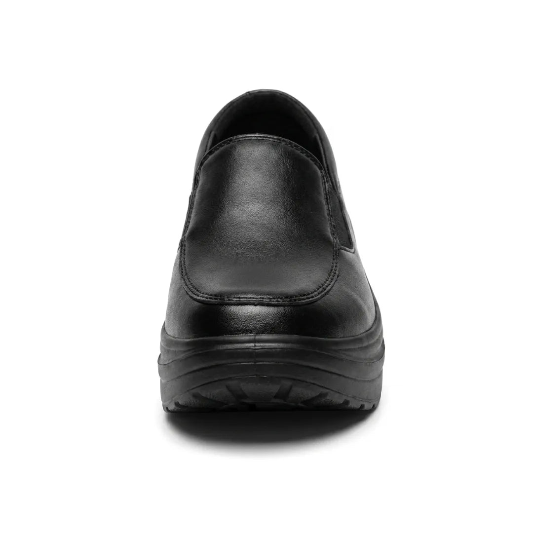 Schwarzer Slipper von vorn, Blick auf Schaft, Nahtdetails und die gewölbte Sohle 8