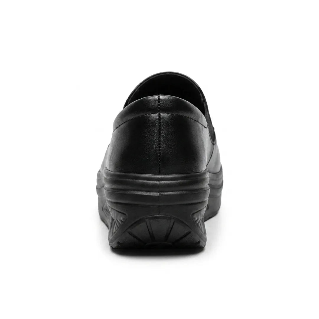 Schwarzer Slipper von hinten mit Fersenkappe, Naht und geschwungener Keilsohle 9