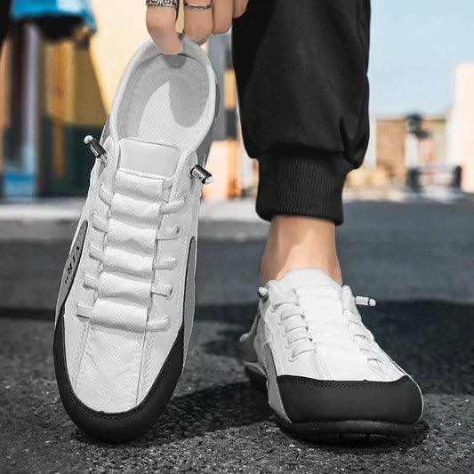 Weiße Herren-Sneaker mit schwarzer Sohle, Sommermode, atmungsaktiv, lässiger Stil.