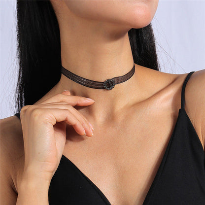 Schwarzer Samt-Choker mit Kristallherz, Damenmode, Punk-Stil, eleganter Halsschmuck.
