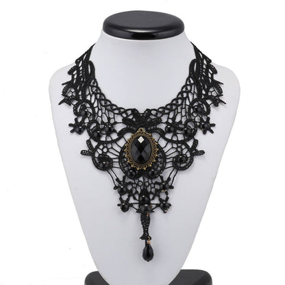 Schwarze Spitzenhalskette mit Kristallanhänger, Gothic-Stil, Damenmode, elegant, Party-Accessoire.