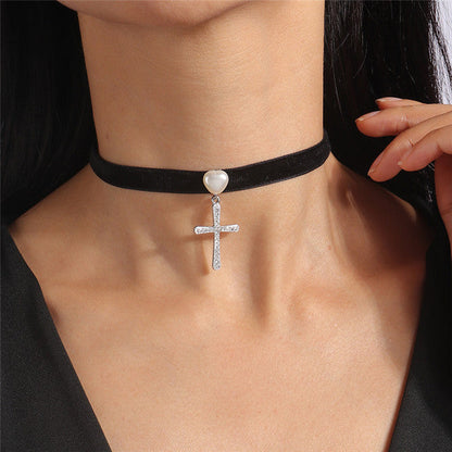 Schwarzer Samt-Choker mit Kreuzanhänger und Kristallherz, Damenmode, Punk-Stil.