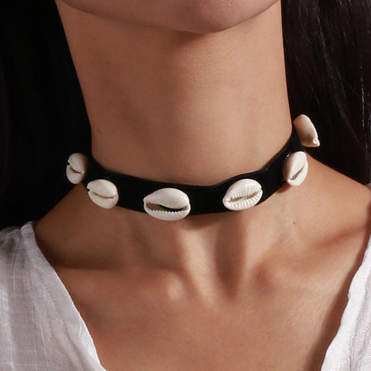 Schwarzes Samt-Choker mit weißen Muscheln, Damenmode, Punk-Stil, Statement-Schmuck.