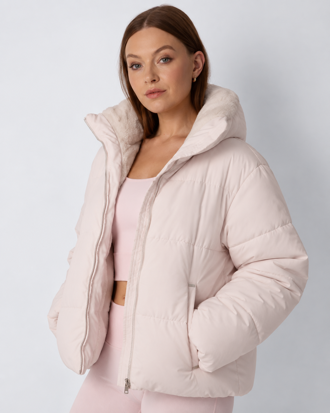 Nahaufnahme der rosa Jacke offen getragen, beiger Fleecekragen und seitliche Reißverschlusstasche sichtbar 7