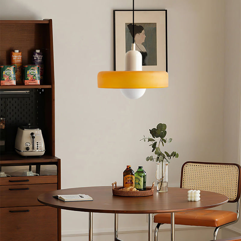 Moderne bunte Glas-Pendelleuchte, gelber Schirm, Esszimmer, skandinavisches Design.