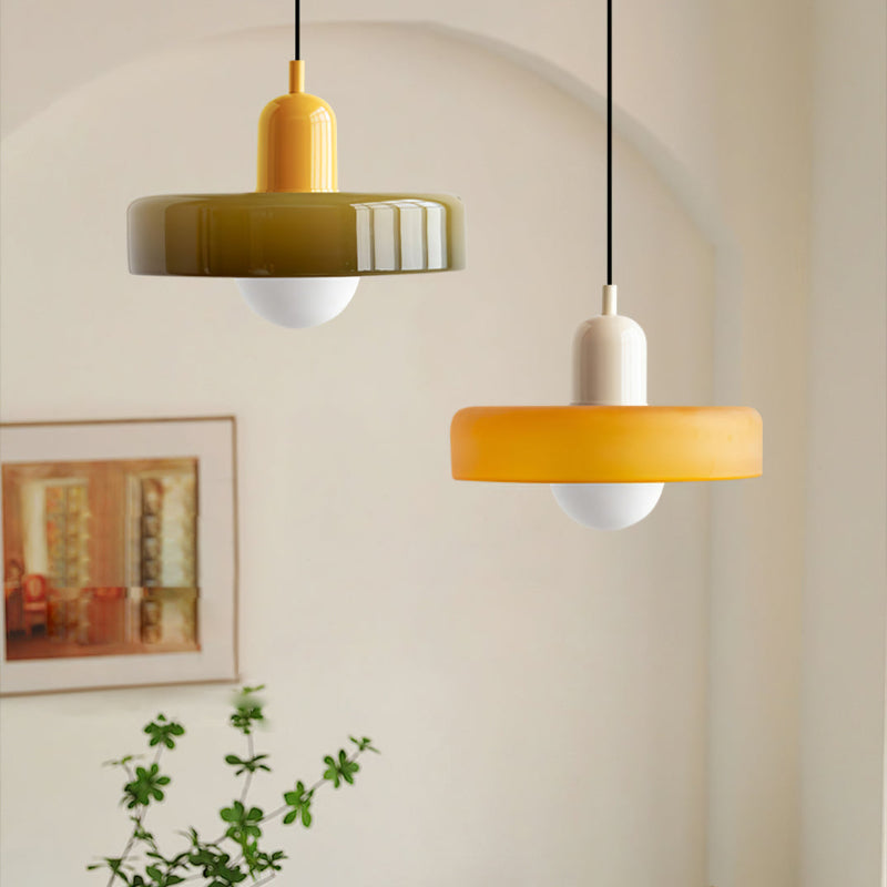 Moderne bunte Glas-Pendelleuchte, gelb und orange, Inneneinrichtung, Wohnzimmerbeleuchtung.