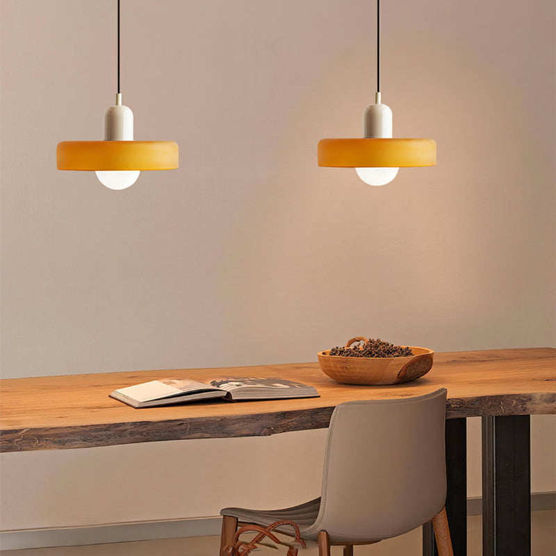 Moderne bunte Glas-Pendelleuchte, gelber Schirm, Esstisch, skandinavisches Design.