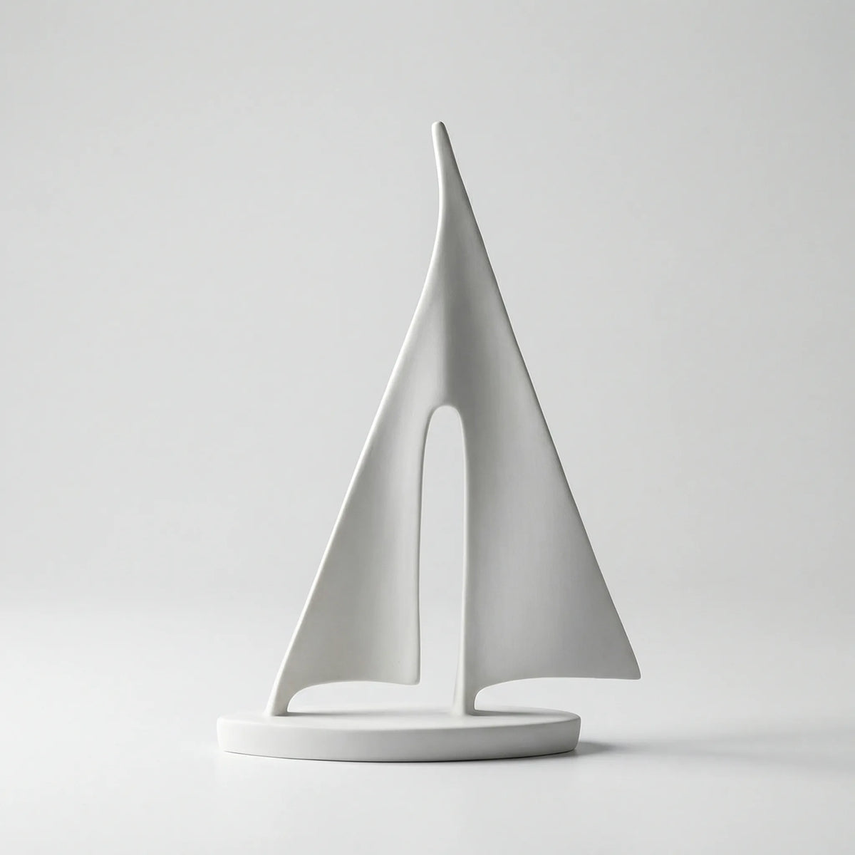 Moderne Zeilbootsculptuur In Minimalistische Stijl - Mareviso
