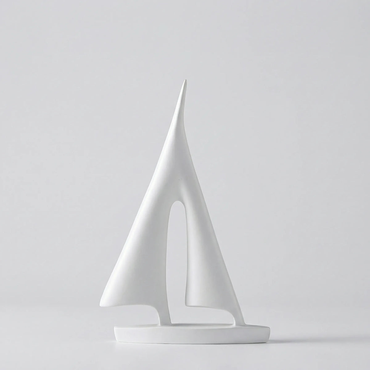 Moderne Zeilbootsculptuur In Minimalistische Stijl - Mareviso