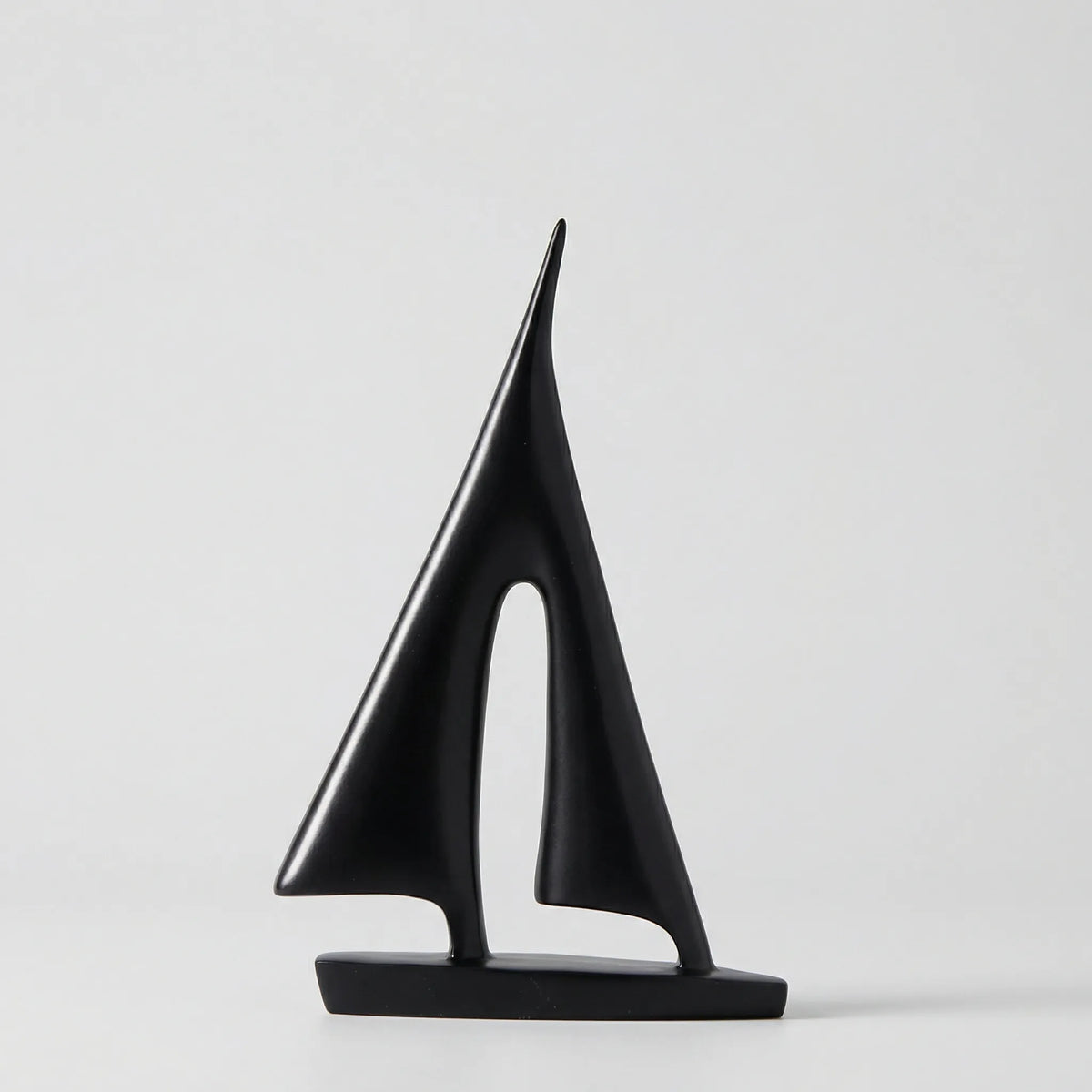 Moderne Zeilbootsculptuur In Minimalistische Stijl - Mareviso