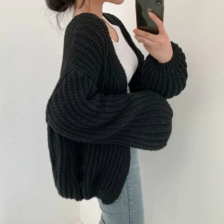 Damen Strickweste schwarz, bequem, stilvoll, grob gestrickt, modisch, Freizeitkleidung.