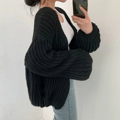Damen Strickweste schwarz, bequem, stilvoll, grob gestrickt, modisch, Freizeitkleidung.