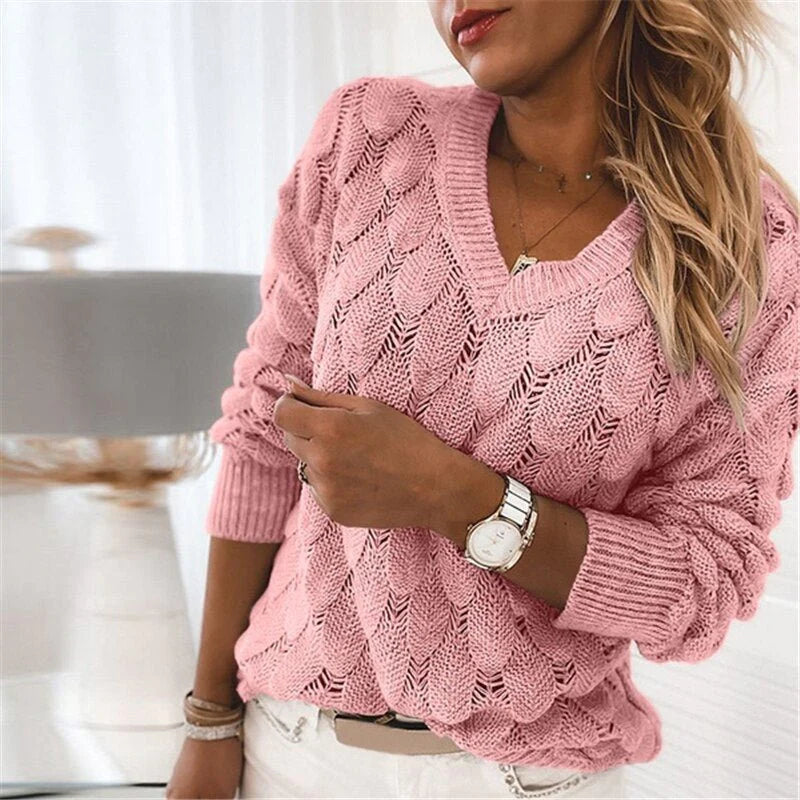 Frau in rosa Strickpullover, V-Ausschnitt, Herbstmode, Damenbekleidung, stilvoll, elegant.