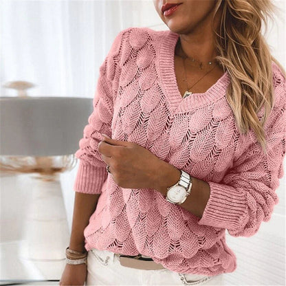 Frau in rosa Strickpullover, V-Ausschnitt, Herbstmode, Damenbekleidung, stilvoll, elegant.