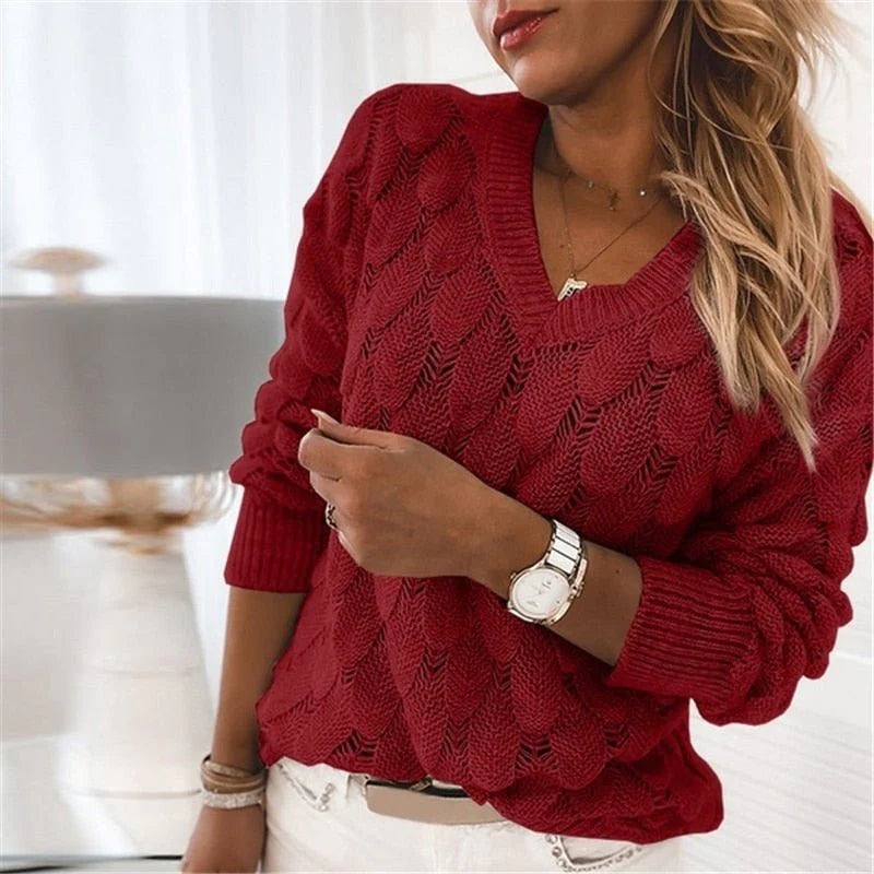Frau in rotem Strickpullover, V-Ausschnitt, Herbstmode, Damenbekleidung, stilvoll, elegant.