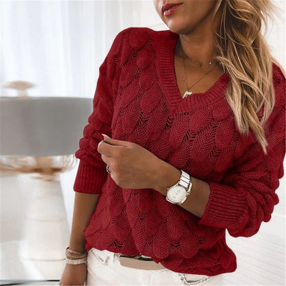 Frau in rotem Strickpullover, V-Ausschnitt, Herbstmode, Damenbekleidung, stilvoll, elegant.